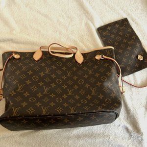 Purse with removable wristlet